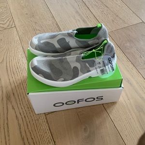Woman’s 7 camo oofos NWT